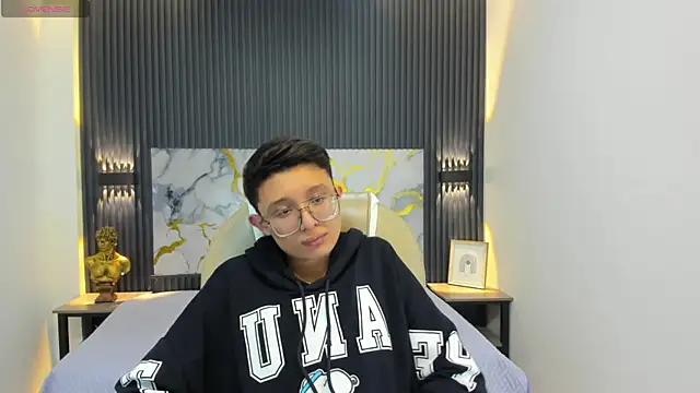 SantiagoRusso18 online show from 22, 9, 2025