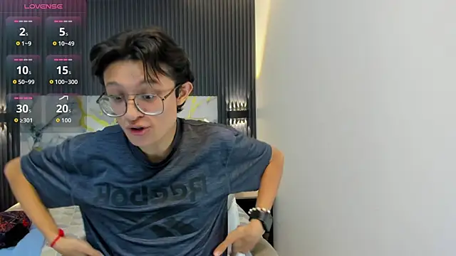 SantiagoRusso18 online show from 2, 12, 2025