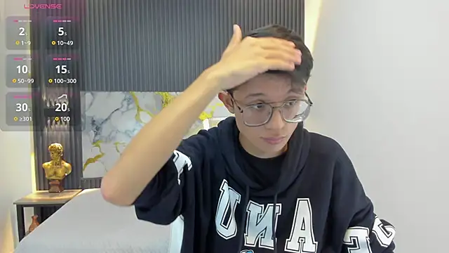 SantiagoRusso18 online show from 6, 10, 2025