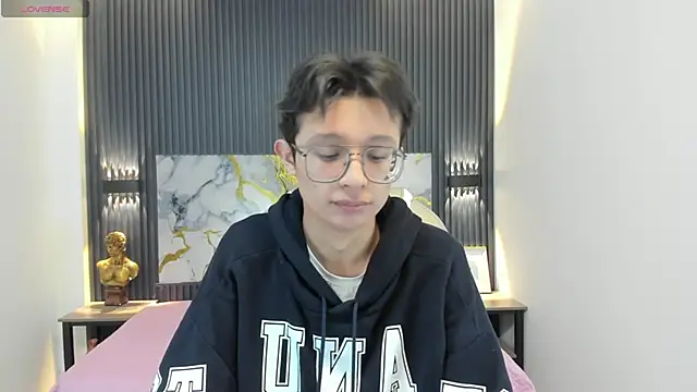 SantiagoRusso18 online show from 5, 11, 2025