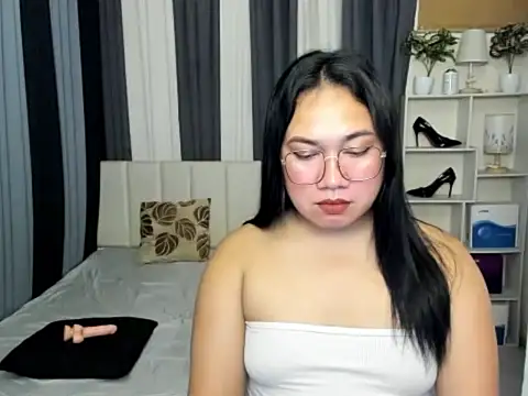 TsUncutKaren online show from 3, 3, 2026