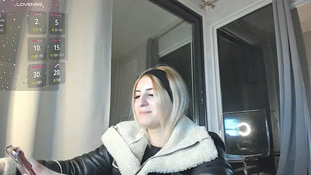 Snapshot of Ella_Vee chatting on 7, 11, 2025 Ella Vee online show from 7, 11, 2025