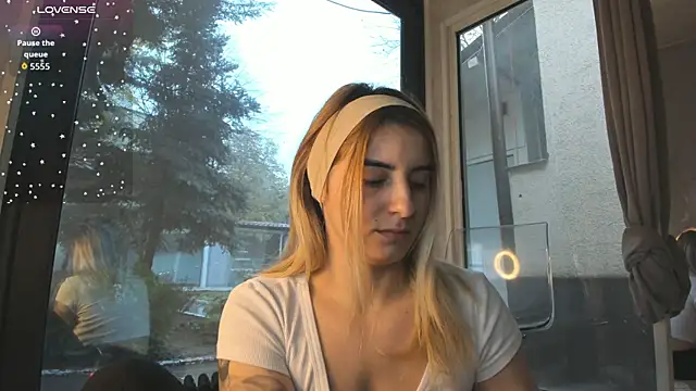 Snapshot of Ella_Vee chatting on 29, 11, 2025 Ella Vee online show from 29, 11, 2025