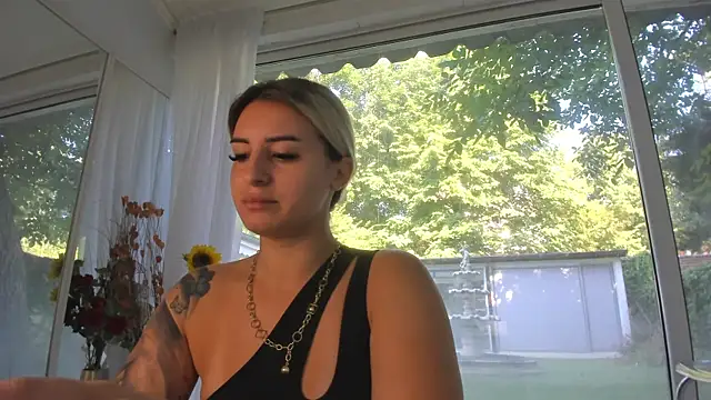Ella Vee online show from 10, 7, 2026