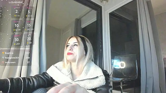 Snapshot of Ella_Vee chatting on 31, 10, 2025 Ella Vee online show from 31, 10, 2025