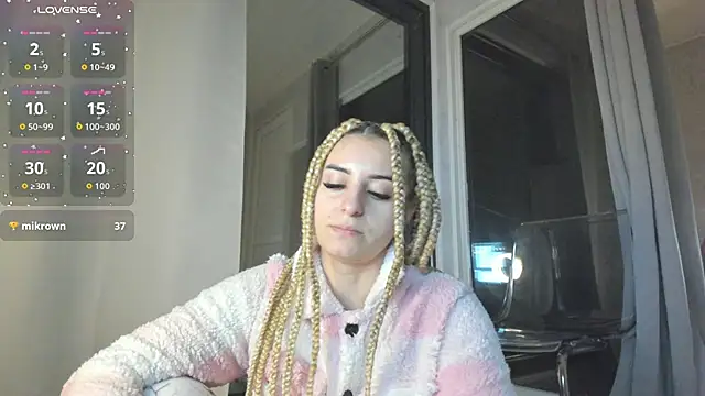 Snapshot of Ella_Vee chatting on 29, 10, 2025 Ella Vee online show from 29, 10, 2025