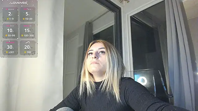 Snapshot of Ella_Vee chatting on 13, 11, 2025 Ella Vee online show from 13, 11, 2025