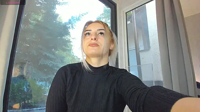 Snapshot of Ella_Vee chatting on 5, 10, 2025 Ella Vee online show from 5, 10, 2025