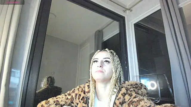 Snapshot of Ella_Vee chatting on 26, 10, 2025 Ella Vee online show from 26, 10, 2025