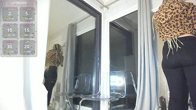 Snapshot of Ella_Vee chatting on 21, 10, 2025 Ella Vee online show from 21, 10, 2025