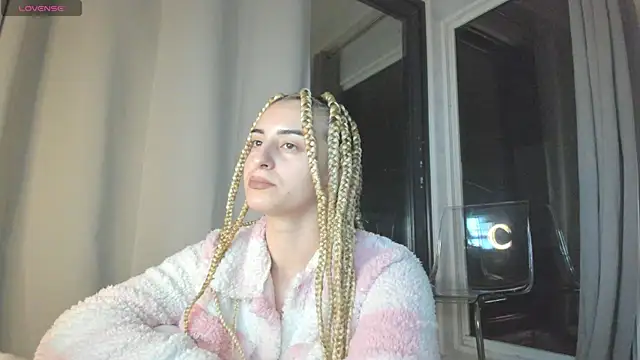 Snapshot of Ella_Vee chatting on 22, 10, 2025 Ella Vee online show from 22, 10, 2025