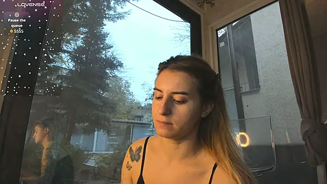 Snapshot of Ella_Vee chatting on 28, 11, 2025 Ella Vee online show from 28, 11, 2025