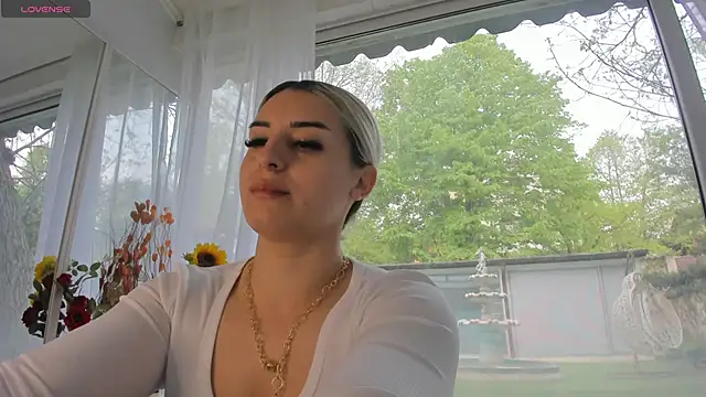 Ella Vee online show from 22, 4, 2026