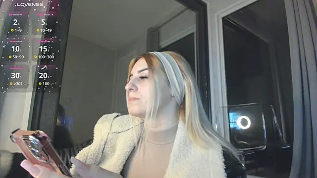 Snapshot of Ella_Vee chatting on 8, 11, 2025 Ella Vee online show from 8, 11, 2025