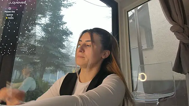 Ella Vee online show from 20, 12, 2025