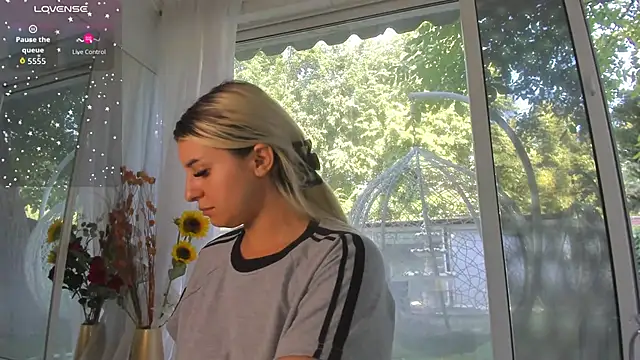 Ella Vee online show from 27, 6, 2026
