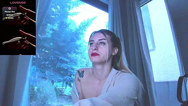 Snapshot of Ella_Vee chatting on 12, 9, 2025 Ella Vee online show from 12, 9, 2025