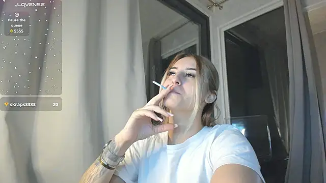 Snapshot of Ella_Vee chatting on 11, 11, 2025 Ella Vee online show from 11, 11, 2025