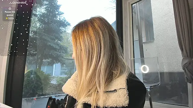 Snapshot of Ella_Vee chatting on 17, 11, 2025 Ella Vee online show from 17, 11, 2025