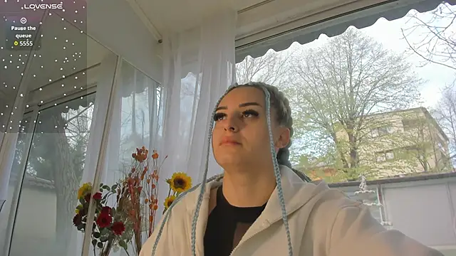 Ella Vee online show from 10, 4, 2026