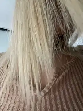 Snapshot of Ella_Vee chatting on 10, 11, 2025 Ella Vee online show from 10, 11, 2025