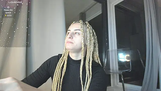 Snapshot of Ella_Vee chatting on 24, 10, 2025 Ella Vee online show from 24, 10, 2025