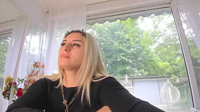 Snapshot of Ella_Vee chatting on 8, 5, 2026 Ella Vee online show from 8, 5, 2026