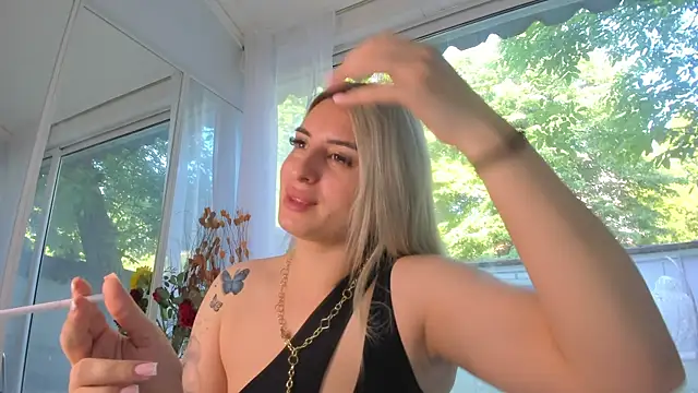 Snapshot of Ella_Vee chatting on 12, 5, 2026 Ella Vee online show from 12, 5, 2026