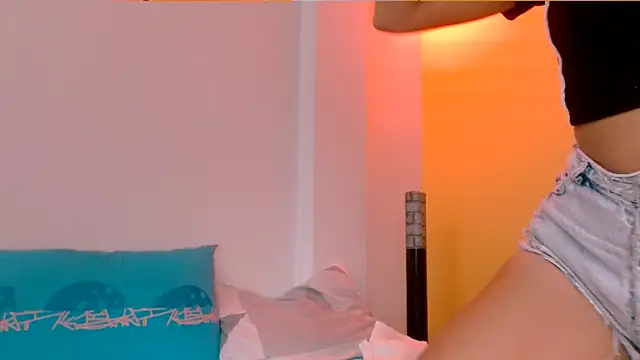 skinnyyuliana18 online show from 15, 10, 2025