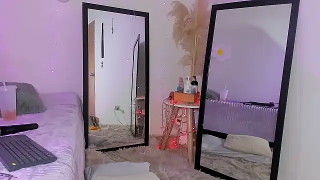 Naomi Flame online show from 23, 9, 2025