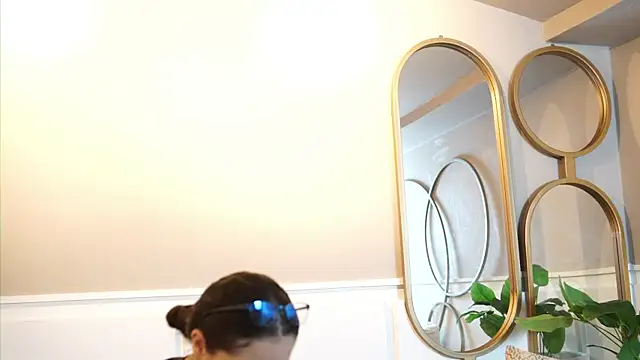 Tayler Kim online show from 15, 9, 2025