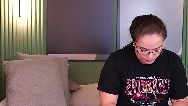 Tayler Kim online show from 25, 9, 2025