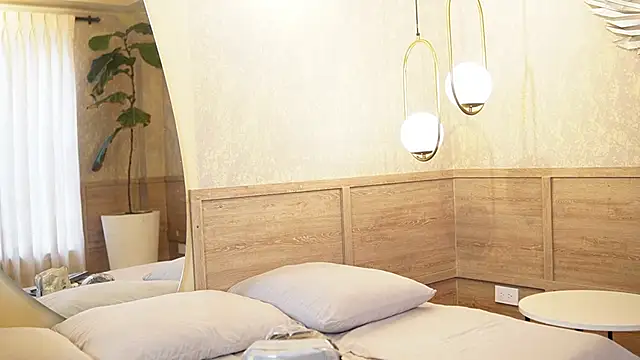 Tayler Kim online show from 28, 9, 2025