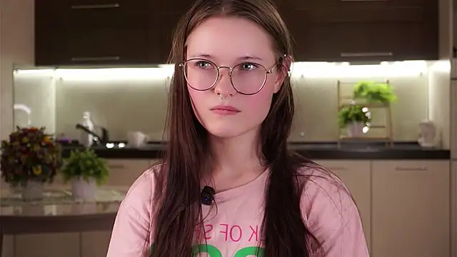 LynHillaire online show from 10, 9, 2025