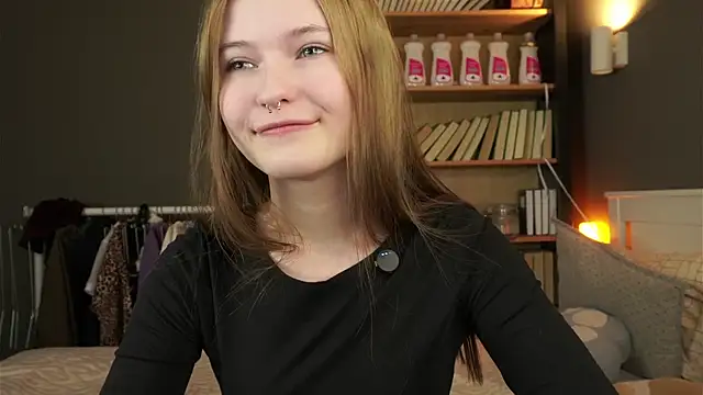 Snapshot of LynHillaire chatting on 14, 2, 2026 LynHillaire online show from 14, 2, 2026