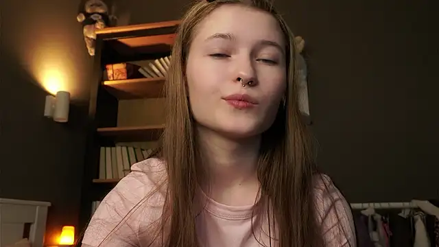 Snapshot of LynHillaire chatting on 4, 2, 2026 LynHillaire online show from 4, 2, 2026