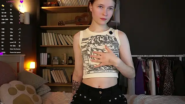 Snapshot of LynHillaire chatting on 19, 1, 2026 LynHillaire online show from 19, 1, 2026