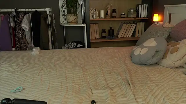 Snapshot of LynHillaire chatting on 9, 2, 2026 LynHillaire online show from 9, 2, 2026