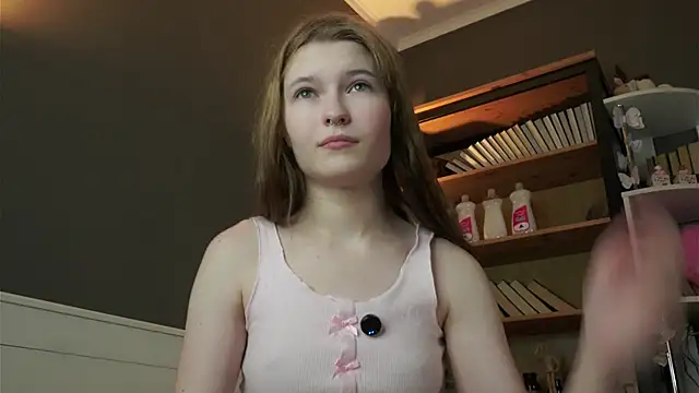 Snapshot of LynHillaire chatting on 6, 2, 2026 LynHillaire online show from 6, 2, 2026