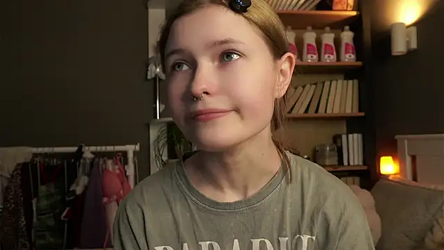 Snapshot of LynHillaire chatting on 8, 2, 2026 LynHillaire online show from 8, 2, 2026