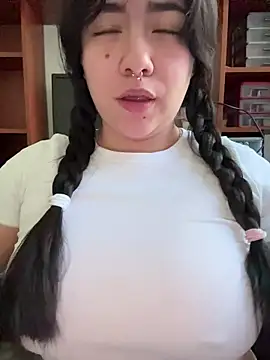 Yui-Ch06 online show from 1, 11, 2025