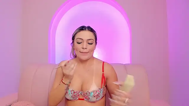 Snapshot of milaowens chatting on 15, 5, 2026 milaowens online show from 15, 5, 2026