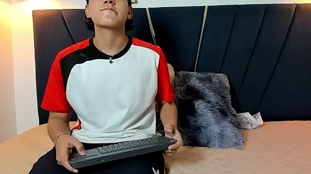 Snapshot of zeusapollofuck chatting on 3, 10, 2025 zeusapollofuck online show from 3, 10, 2025