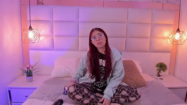 Snapshot of Gaby_louse chatting on 4, 12, 2025 Gaby louse online show from 4, 12, 2025