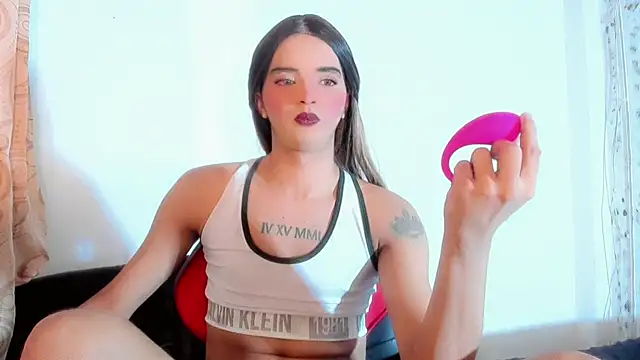 MIA HOT23CM S7S online show from 19, 10, 2025