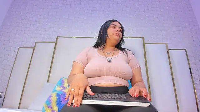 Mia and lexy online show from 23, 12, 2025