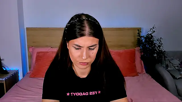 Bella Davis love online show from 28, 9, 2025