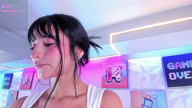 LindaWz  online show from 4, 12, 2025