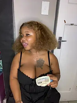 Snapshot of JuicyMellow21 chatting on 11, 2, 2026 JuicyMellow21 online show from 11, 2, 2026