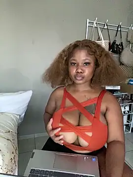 Snapshot of JuicyMellow21 chatting on 10, 2, 2026 JuicyMellow21 online show from 10, 2, 2026